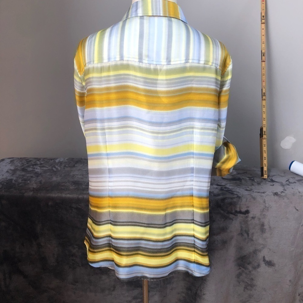 𝅺CALVIN Klein Soft and‎ silky button-down collared shirt size large - Picture 4 of 10